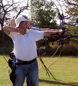  Nuestros miembros disfrutan del jalo con arco 